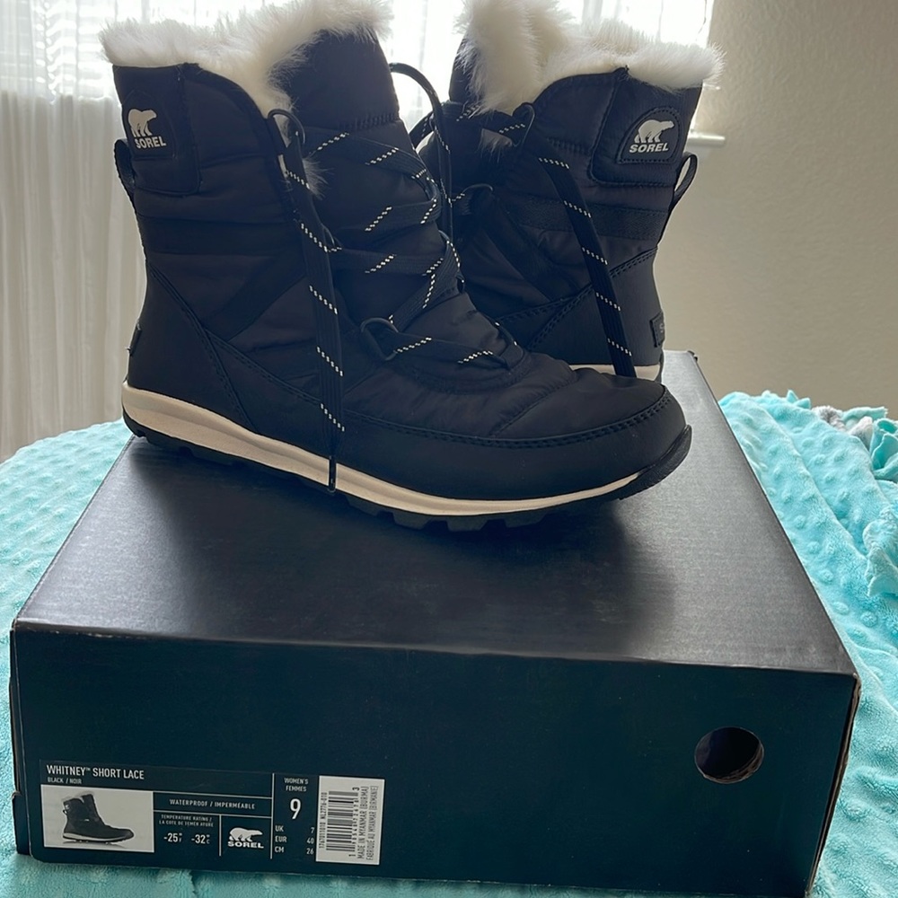 Brand new Sorel Whitney Short Lace Boots
